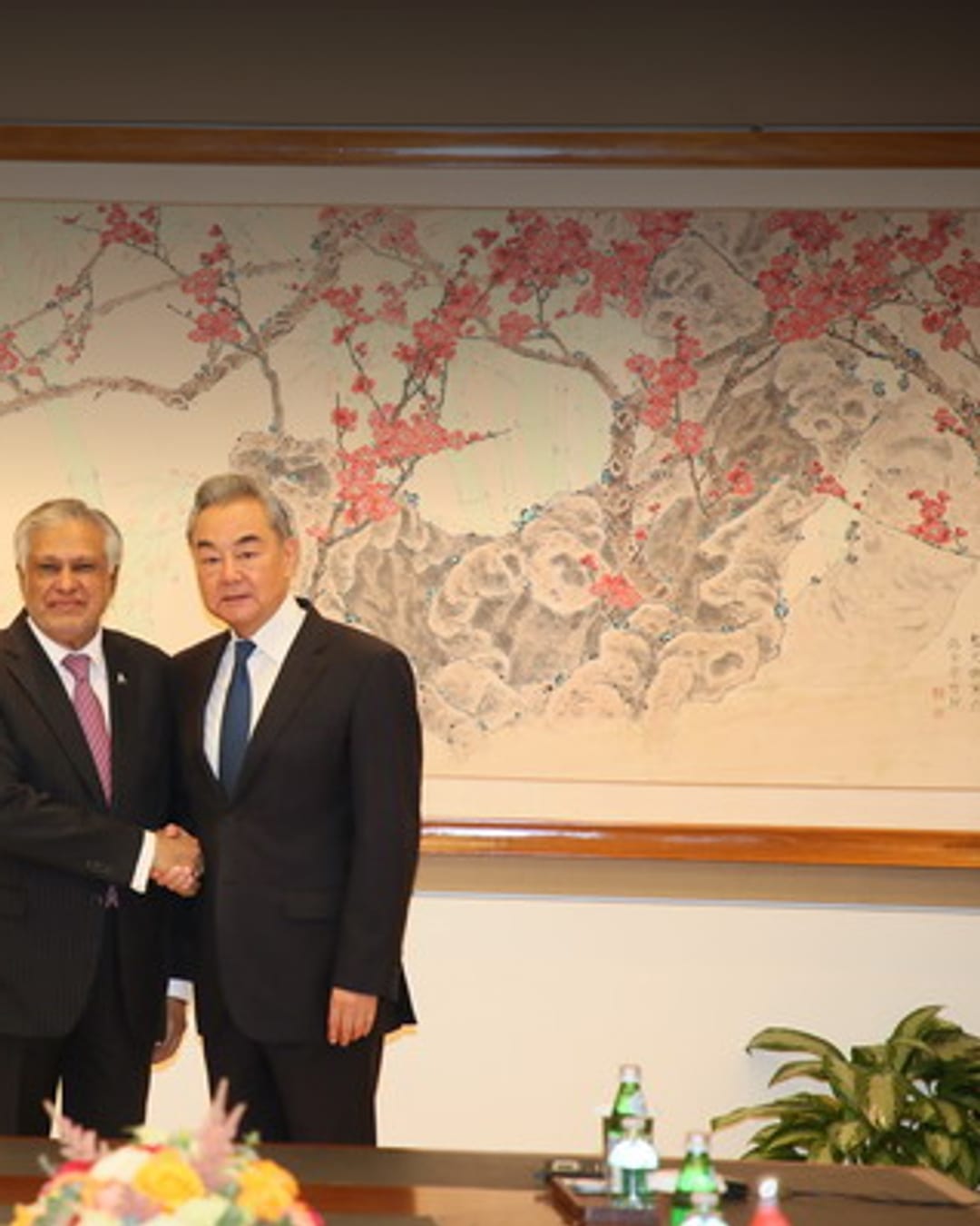 Wang Yi meets Mohammad Ishaq Dar in New York